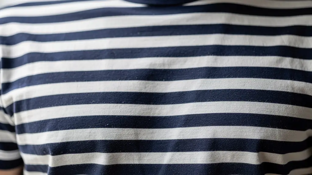 Détail texture coton marinière homme avec rayures bleu marine et blanc