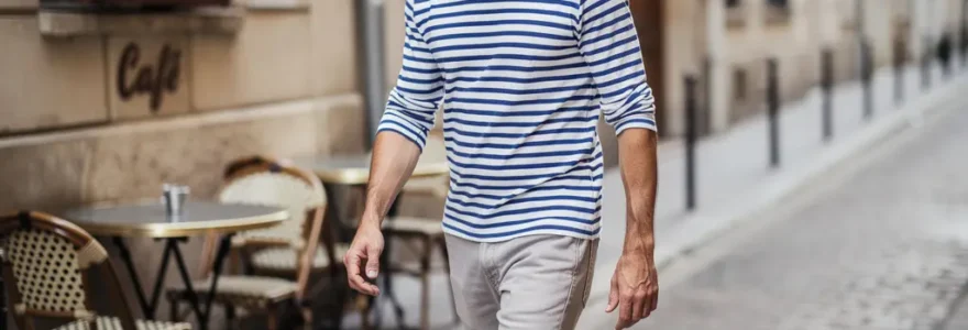 Homme trentenaire portant une marinière rayée bleu et blanc dans une rue française